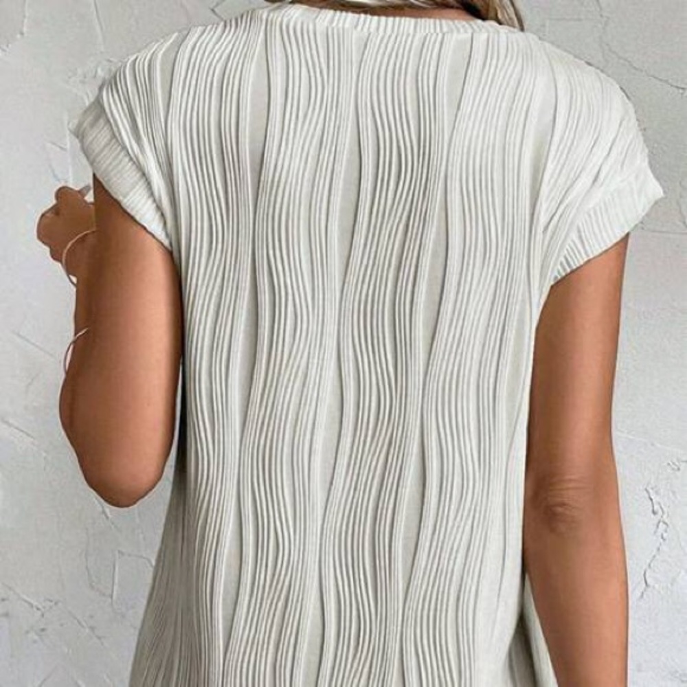 Textured Wave Short Sleeve Tee in Cream